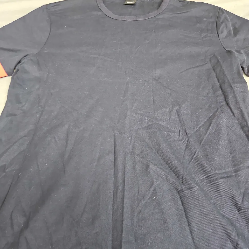 HUGO BOSS CASUAL TEE - SIZE XL