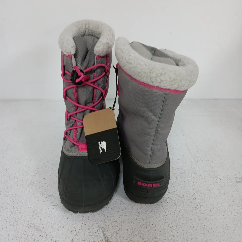 BOXED PAIR OF SOREL YOUTH CUMBERLAND 2 BOOTS IN LIGHT GREY/PINK - UK 5.5