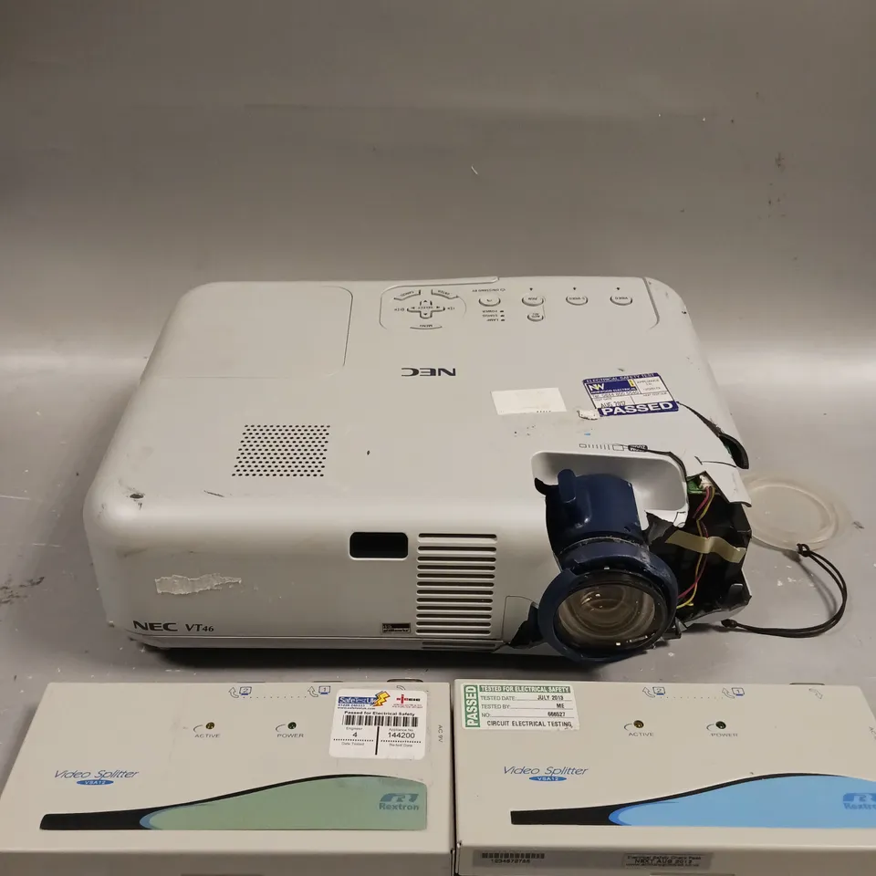 4 X ASSORTED ELECTRICAL PRODUCTS TO INCLUDE BLACK METAL MULTI-MEDIA PEDESTAL STAND, REXTRON VIDEO SPLITTER & NEC VT46 PROJECTOR - COLLECTION ONLY