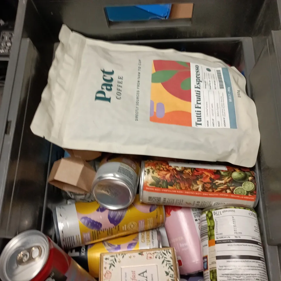 APPROXIMATELY 20 ASSORTED FOOD AND DRINK ITEMS TO INCLUDE - DEVON FUDGE CHRISTMAS PUDDING FLAVOUR, GARDEN PEAS AND BALANCE COFFEE BEANS
