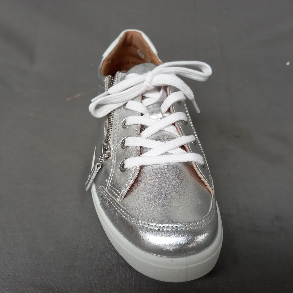 BOXED PAIR OF HOTTER CHASE II WIDE SHOES IN METALLIC SILVER UK SIZE 7
