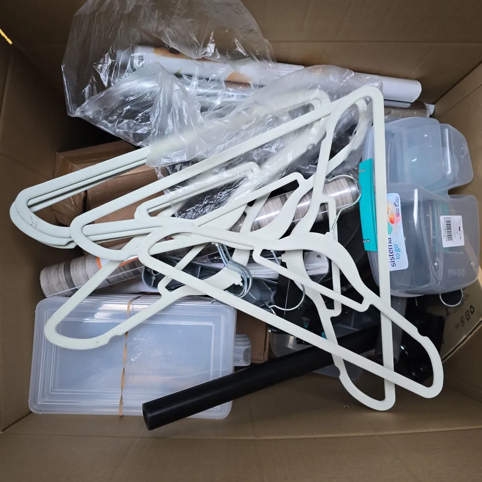 APPROXIMATELY 12 ASSORTED HOUSEHOLD PRODUCTS TO INCLUDE CLOTHING HANGERS, TABLE TEMPERED GLASS SCREEN PROTECTOR, SISTEMA GO LUNCHBOX, ETC -COLLECTION ONLY
