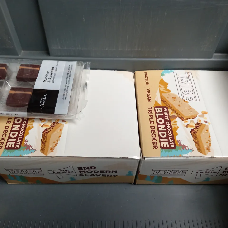 APPROXIMATELY 5 ASSORTED FOOD AND DRINK ITEMS TO INCLUDE RED BULL MULTI PACK, TRIBE PROTEIN BARS, ETC