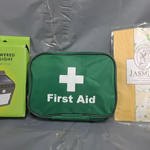 APPROXIMATELY 10 ASSORTED HOUSEHOLD ITEMS TO INCLUDE FIRST AID KIT, SOLAR LED WALL LIGHT, ETC