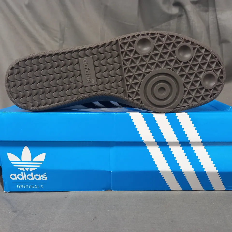 BOXED PAIR OF ADIDAS SHOES IN WHITE/BLACK UK SIZE 6.5