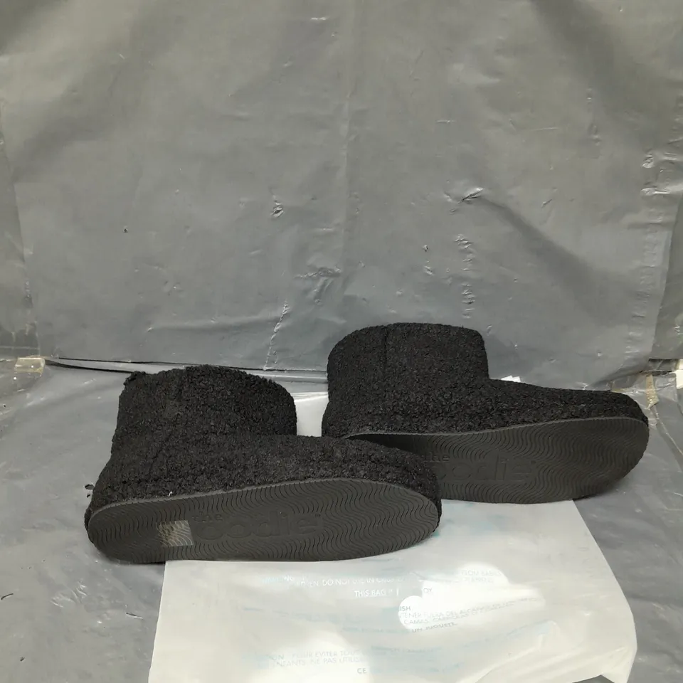 BAGGED PAIR OF OODIE FLEECE BOOTS - 40-41 