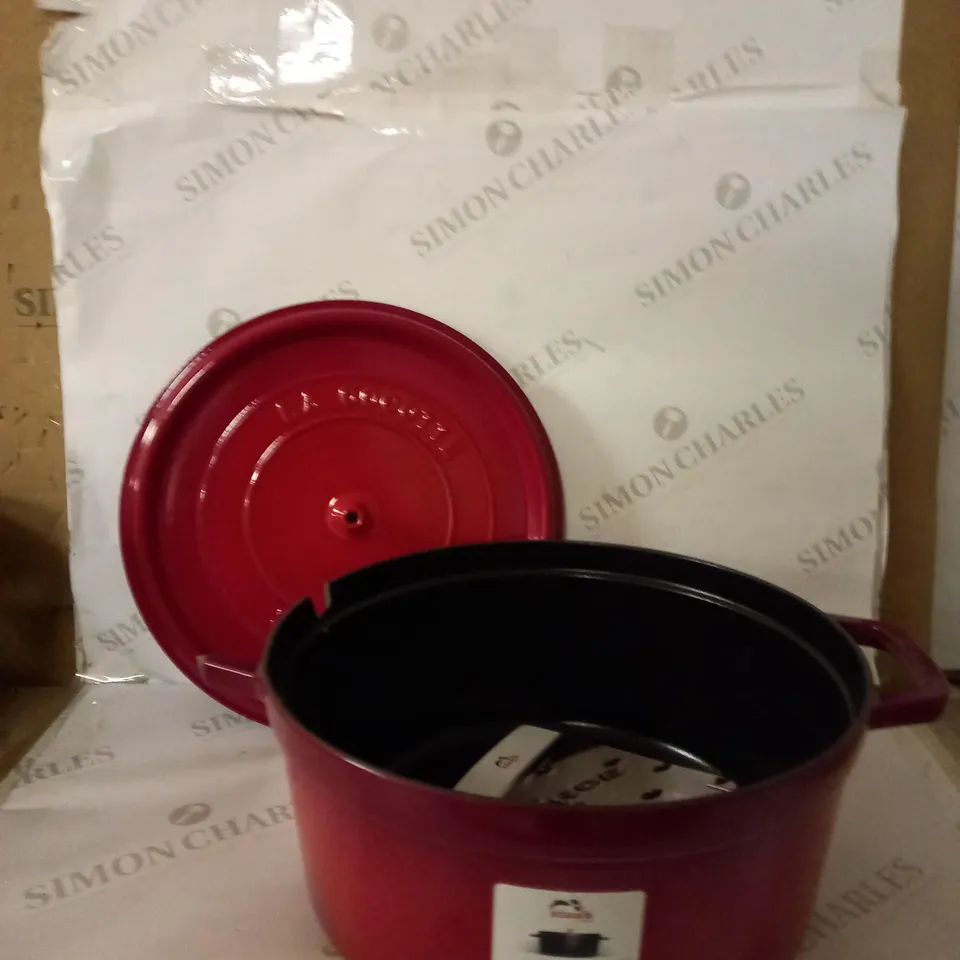 STAUB CAST IRON ROASTER/COCOTTE