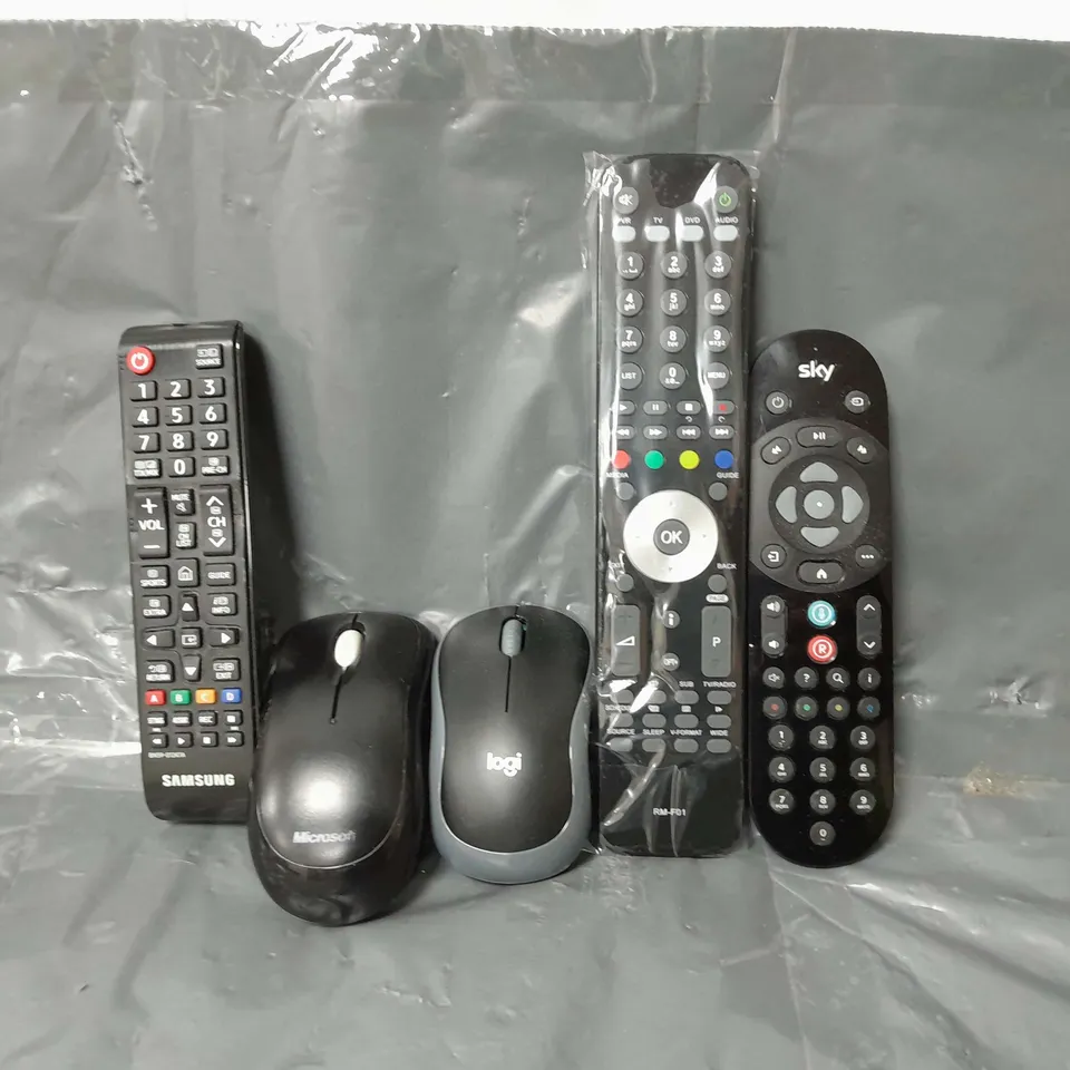 BOX OF APPROXIMATELY 14 ASSORTED ITEMS TO INCLUDE - SKY REMOTE , SAMSUNG REMOTE , LOGITECH REMOTE ETC