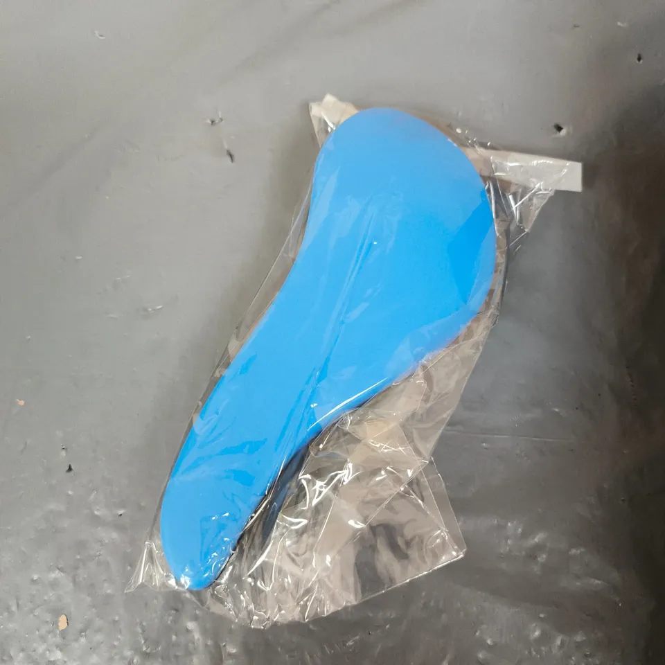 APPROXIMATELY 10 PLASTIC HAIRBRUSHES IN BLUE/BLACK
