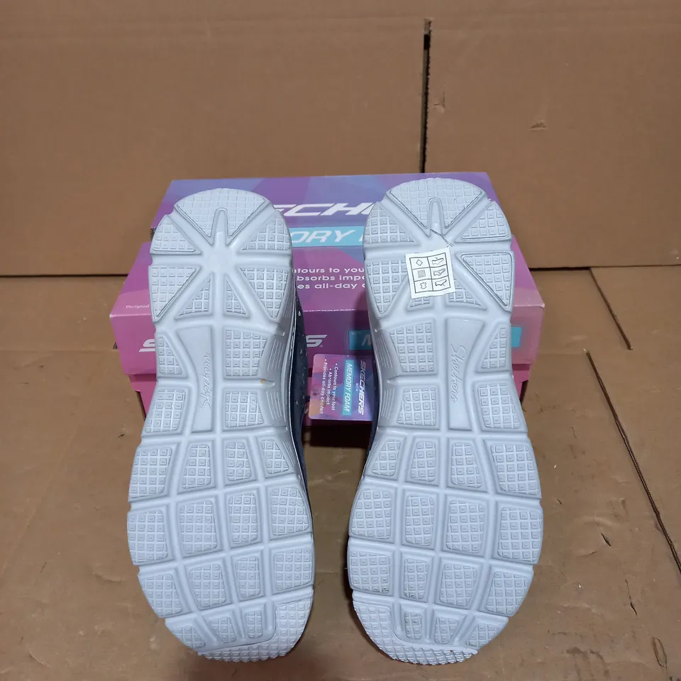 SKECHERS FASHION FIT LACE UP TRAINER NAVY - SIZE 5.5