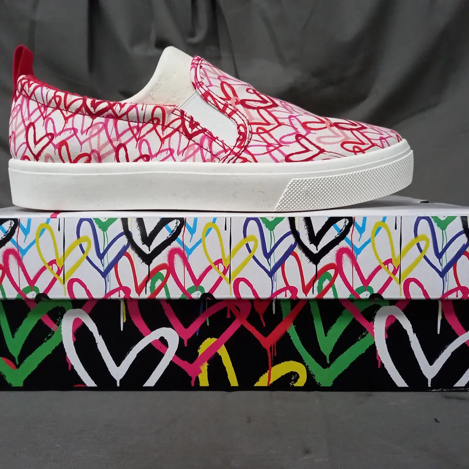 BOXED PAIR OF SKECHERS SLIP-ON TRAINERS IN WHITE/PINK 6