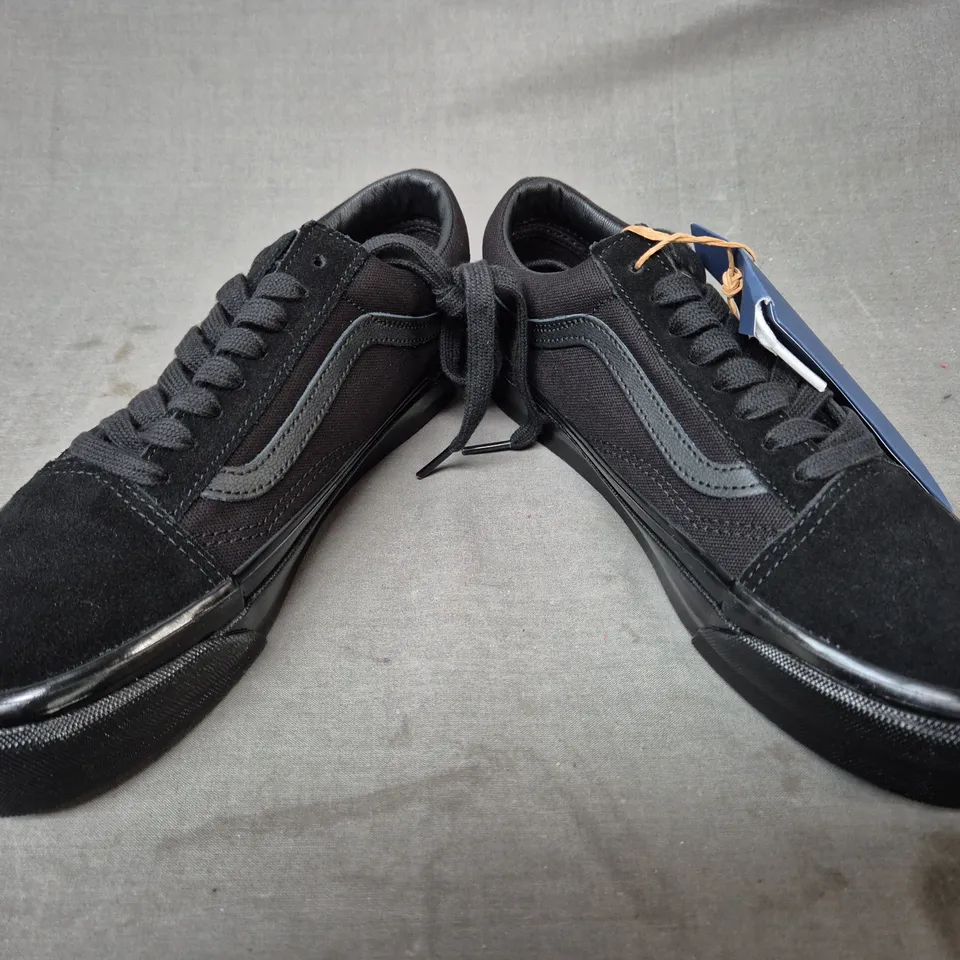 BOXED PAIR OF VANS OLD SKOOL SHOES IN BLACK UK SIZE 5.5