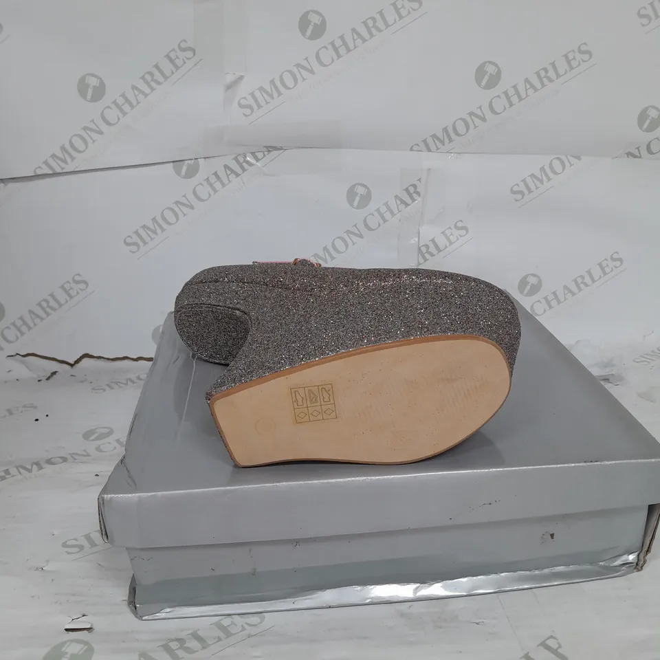 BOXED PAIR OF CASANDRA PLATFORM STRAP SHOE IN MULTI GLITTER SIZE 5