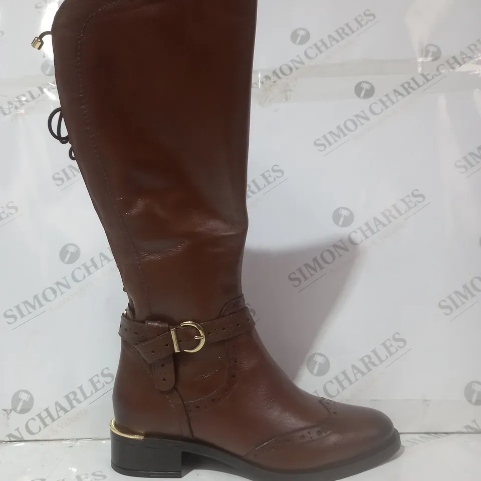 BOXED PAIR OF MODA IN PELLE SASSKIA KNEE HIGH BOOTS IN TAN SIZE 6