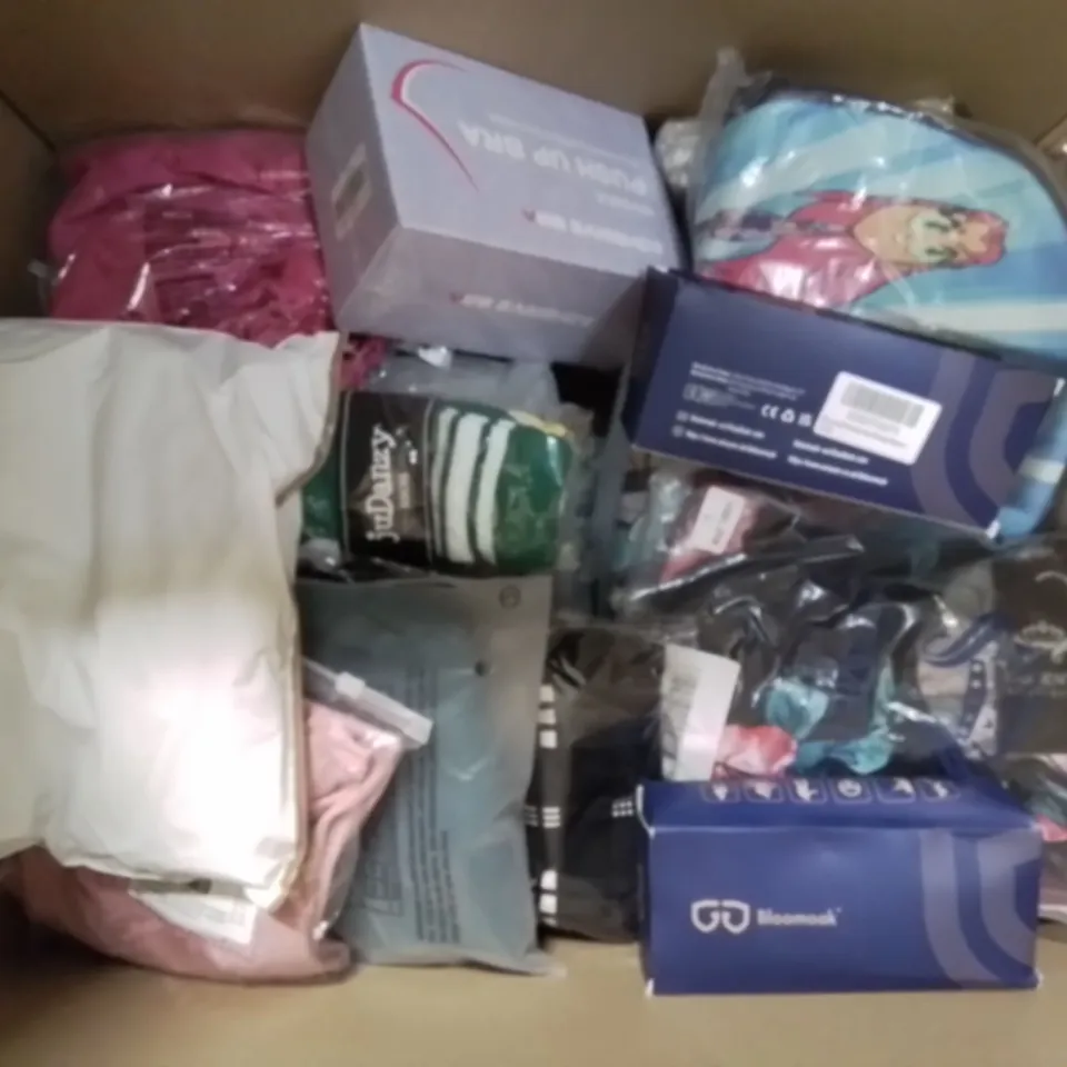 BOX CONTAINING LARGE AMOUNT OF MIXED FASHION ITEMS TO INCLUDE: LARGE AMOUNT OF SILVER PLATE AND COSTUME JEWELLERY,  T-SHIRTS, SHOES, TROUSERS ETC.