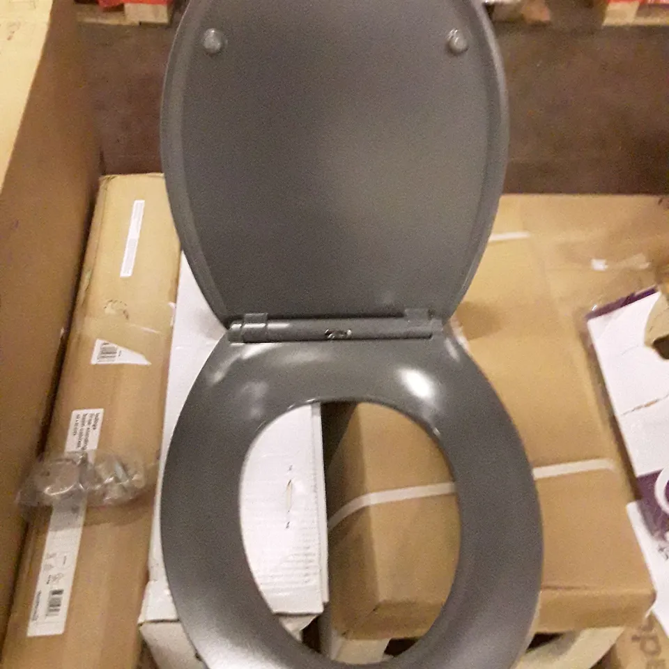 BOXED COOKE&LEWIS CHANGI TOILET SEAT 