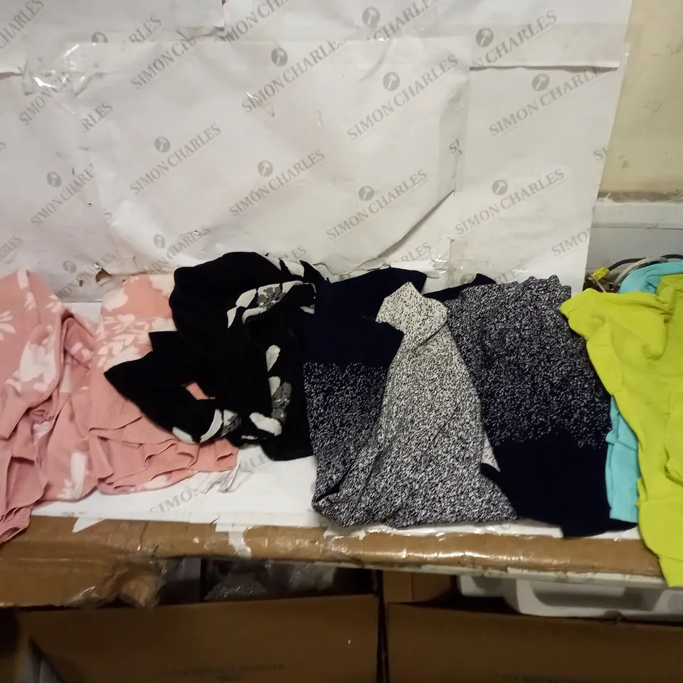 LOT OF APPROXIMATELY 25 PIECES OF CLOTHING OF VARIOUS SIZES AND STYLES TO INCLUDE FINERY WOMANS FLOWER DRESS, D&CO BLUE UK S DRESS, AND D&CO UK 2 RED DRESS ETC. 