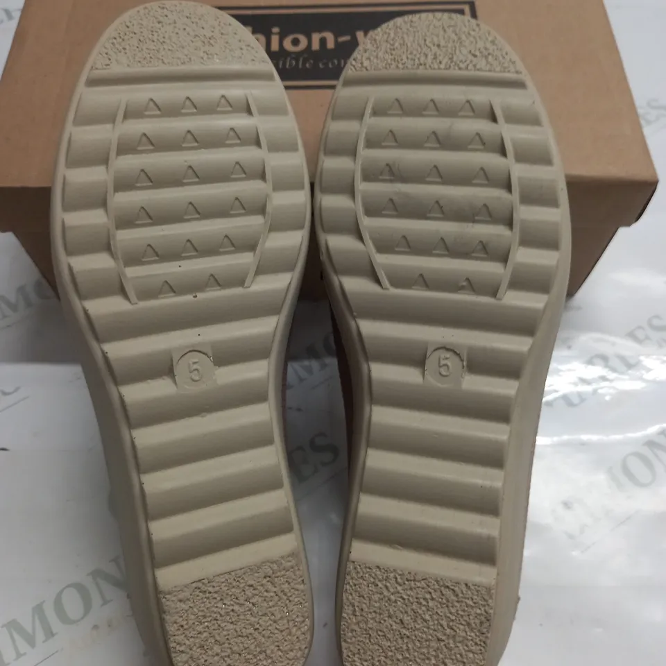 BOXED PAIR OF CUSHION WALK ROSE GOLD SLIDE ONS - 5