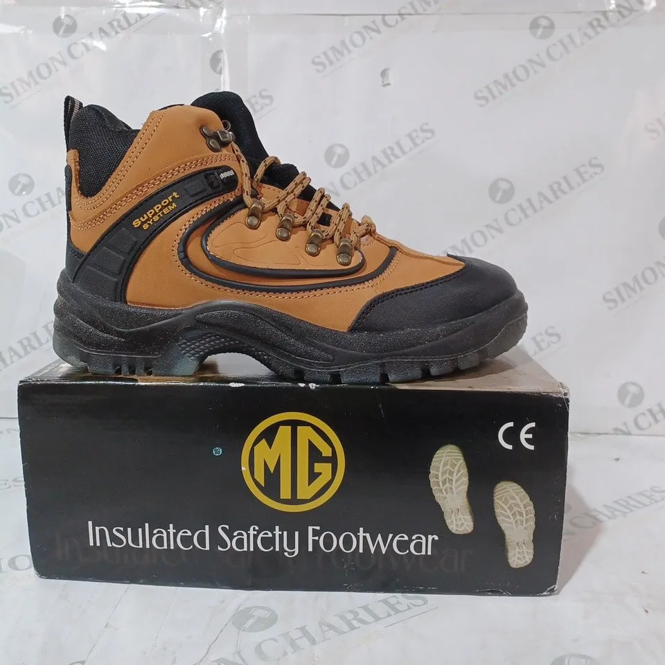 BOXED PAIR OF MG SAFETY BOOTS IN TAN/BLACK UK SIZE 8