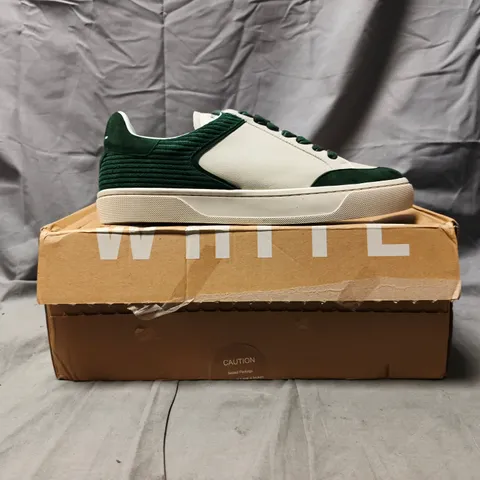 BOXED PAIR OF HIDDEN WHITE LACE UP SHOES IN CREAM/FOREST GREEN SIZE UK 9