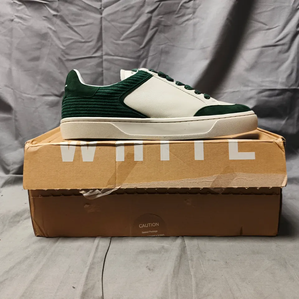 BOXED PAIR OF HIDDEN WHITE LACE UP SHOES IN CREAM/FOREST GREEN SIZE UK 9