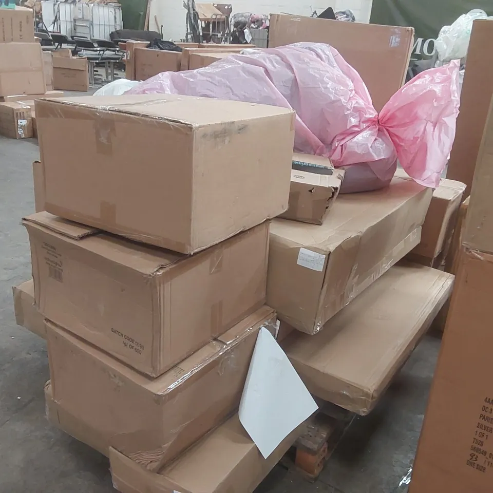 PALLET CONTAINING A LARGE QUANTITY OF ASSORTED FURNITURE PARTS 
