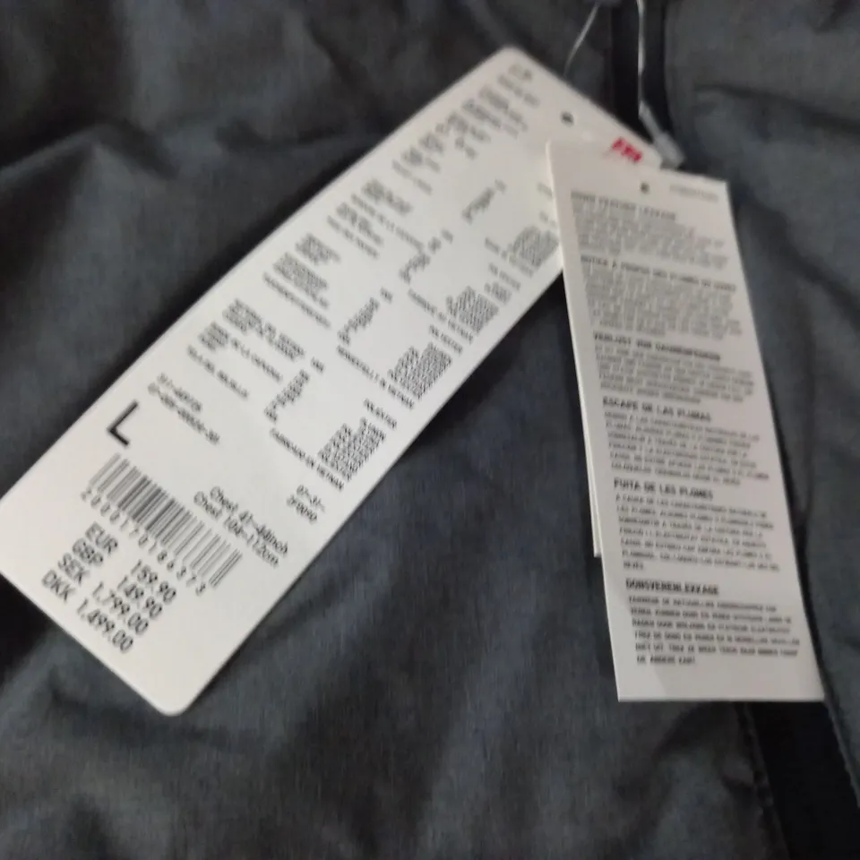 UNI QLO SEAMLESS DOWN PARKA IN SILVER - L