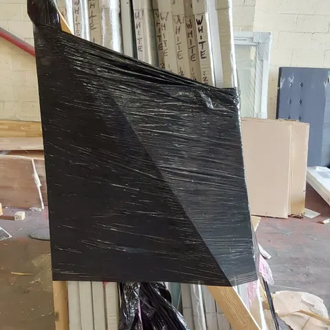 PALLET OF MIXTURE OF LIGHTS, WORKTOPS AND PANELS.