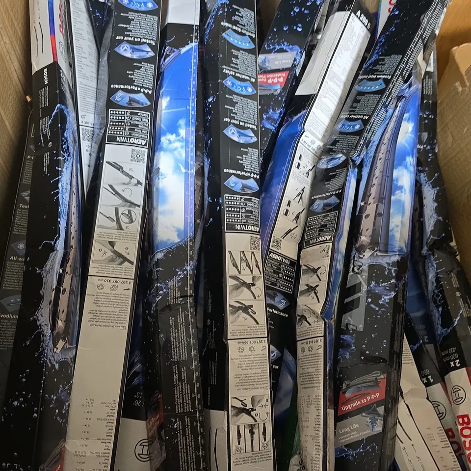 BOX OF APPROXIMATELY 30 ASSORTED BOSCH WINDSCREEN WIPERS INCLUDING A 350S AND A 864S 