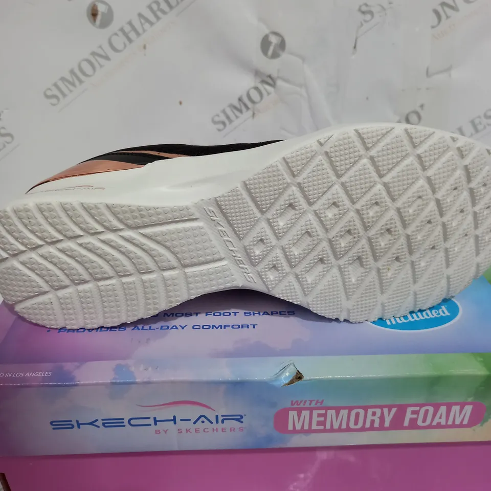 PAIR OF SKECHERS BLACK AND GOLD SKECH-AIR DYNAMIGHT TRAINERS SIZE 6