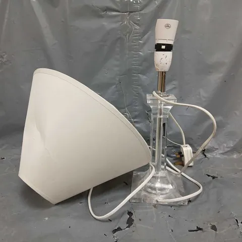 UNBRANDED TABLE LAMP W. SHADE IN CREAM