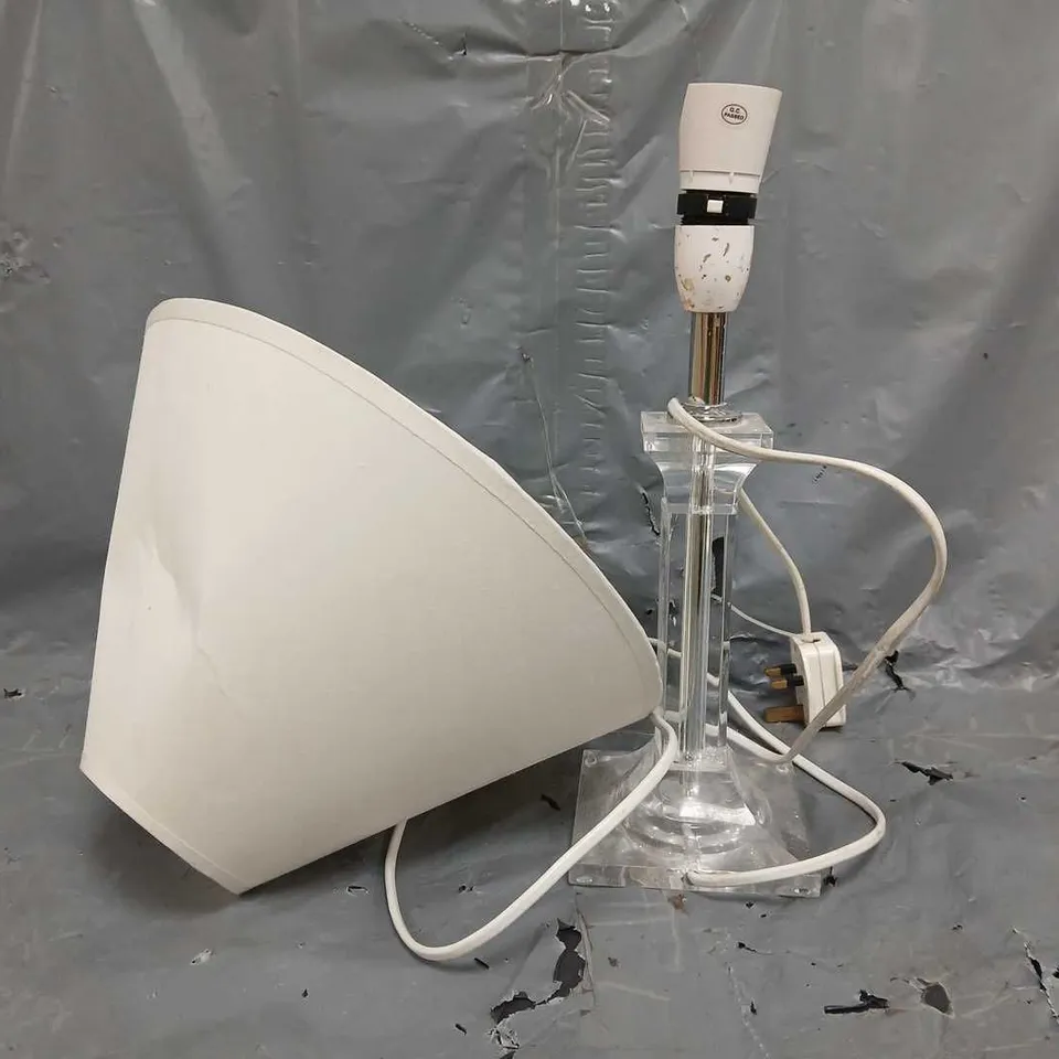 UNBRANDED TABLE LAMP W. SHADE IN CREAM