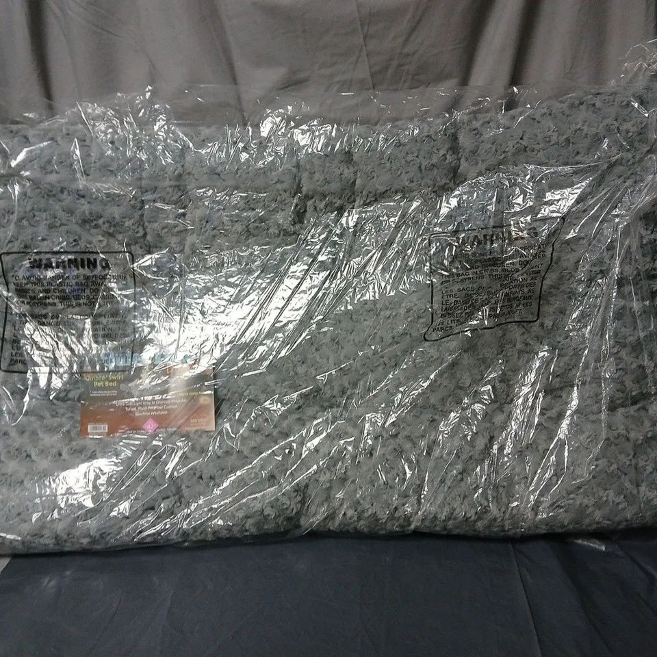 QUIETTIME DELUXE OMBRÉ SWIRL PET BED – GREY, 42" 