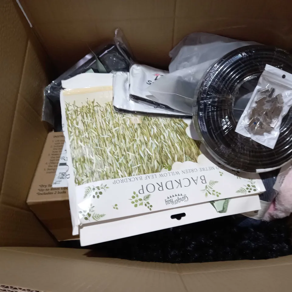APPROXIMATELY 15 ASSORTED HOUSEHOLD ITEMS TO INCLUDE GRNGE WREATH, BALL OF YARN, BRICK TEXTURE WALLPAPER, ETC