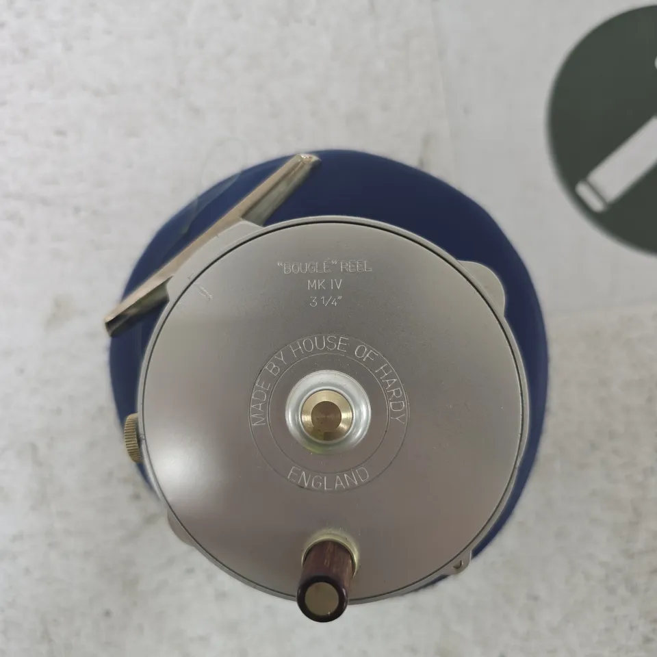 HOUSE OF HARDY BOUGLE REEL MK IV, 3¼IN DIAMETER – CIRCULAR BLUE PRESENTATION CASE