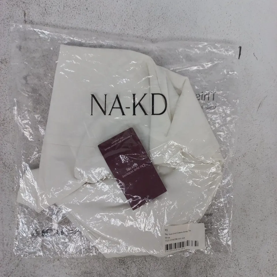 BAGGED NA-KD KEY HOLE SHORT SLEEVE JERSEY TOP IN WHITE SIZE XS