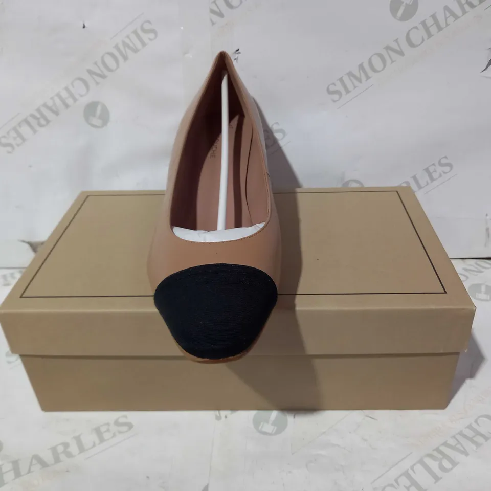 BOXED PAIR OF LAOUCHE SLIP-ON HEELS IN NUDE COLOUR EU SIZE 40