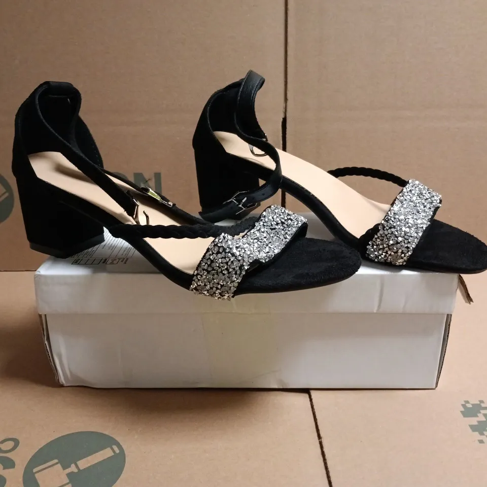 BOXED PAIR OF UNBRANDED OPEN TOE LOW BLOCK HEEL SANDALS IN BLACK SIZE EU 40
