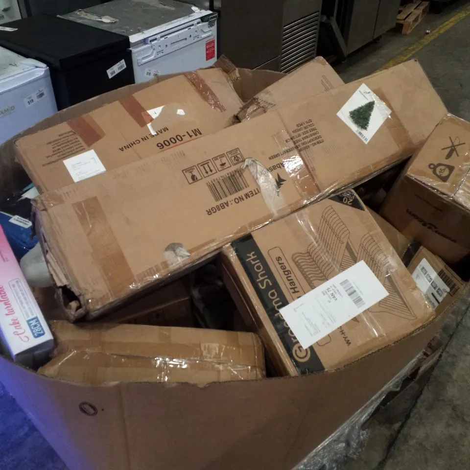 PALLET CONTAINING ASSORTED PRODUCTS INCLUDING VELVET HANGERS, CHRISTMAS TREE, CAKE TURNTABLE & EXTENDABLE GARDEN HOSE