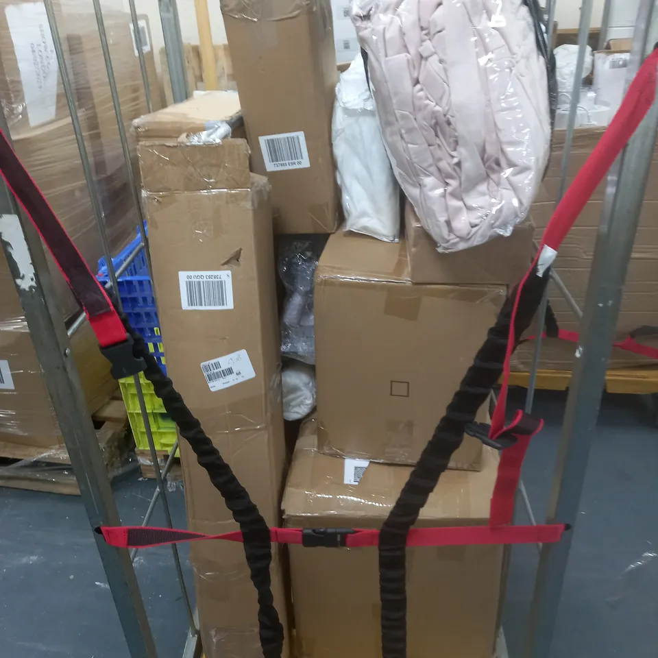 CAGE OF 10 ASSORTED HOMEWARE ITEMS TO INCLUDE COZEE HOME SUPERSOFT SHEET, COZEE HOME BEDSET, AND DESK LIGHT BLACK ETC. 