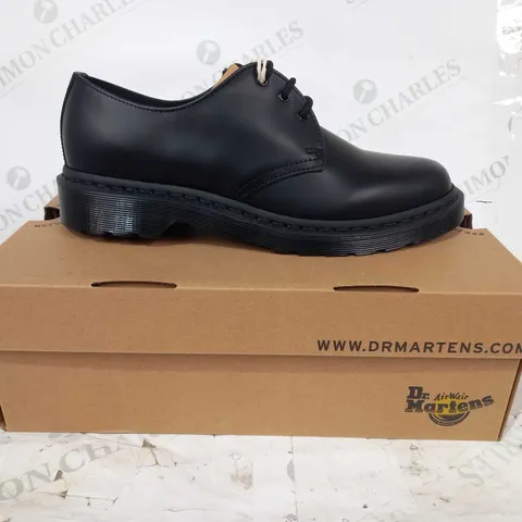 BOXED PAIR OF DR MARTENS 1461 MONO SHOES IN BLACK UK SIZE 8
