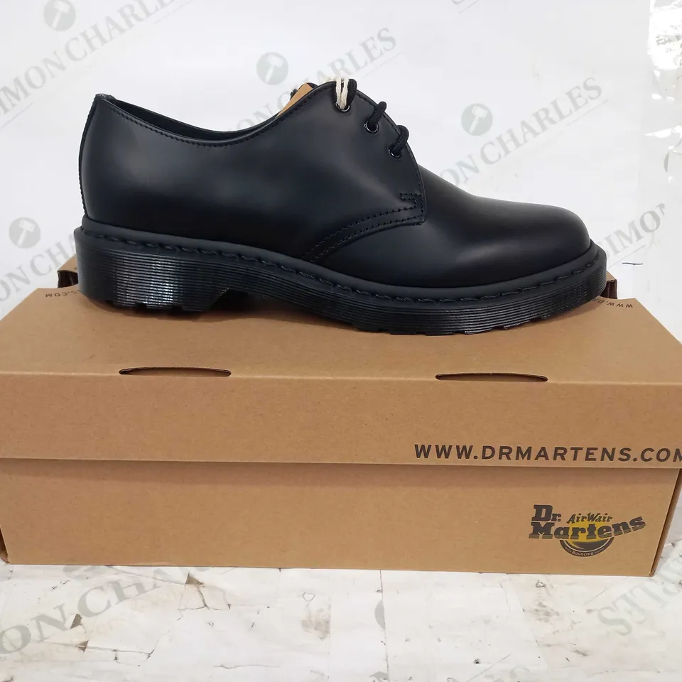 BOXED PAIR OF DR MARTENS 1461 MONO SHOES IN BLACK UK SIZE 8