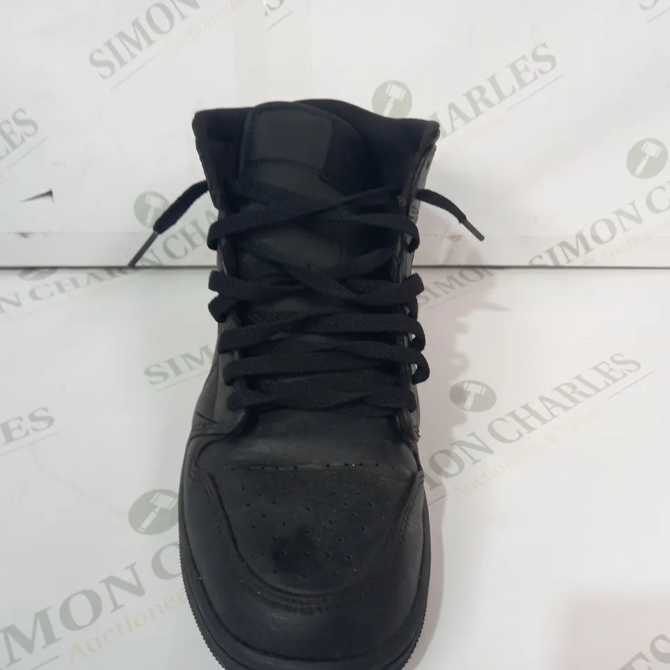 PAIR OF NIKE AIR JORDAN SHOES IN BLACK UK SIZE 8.5