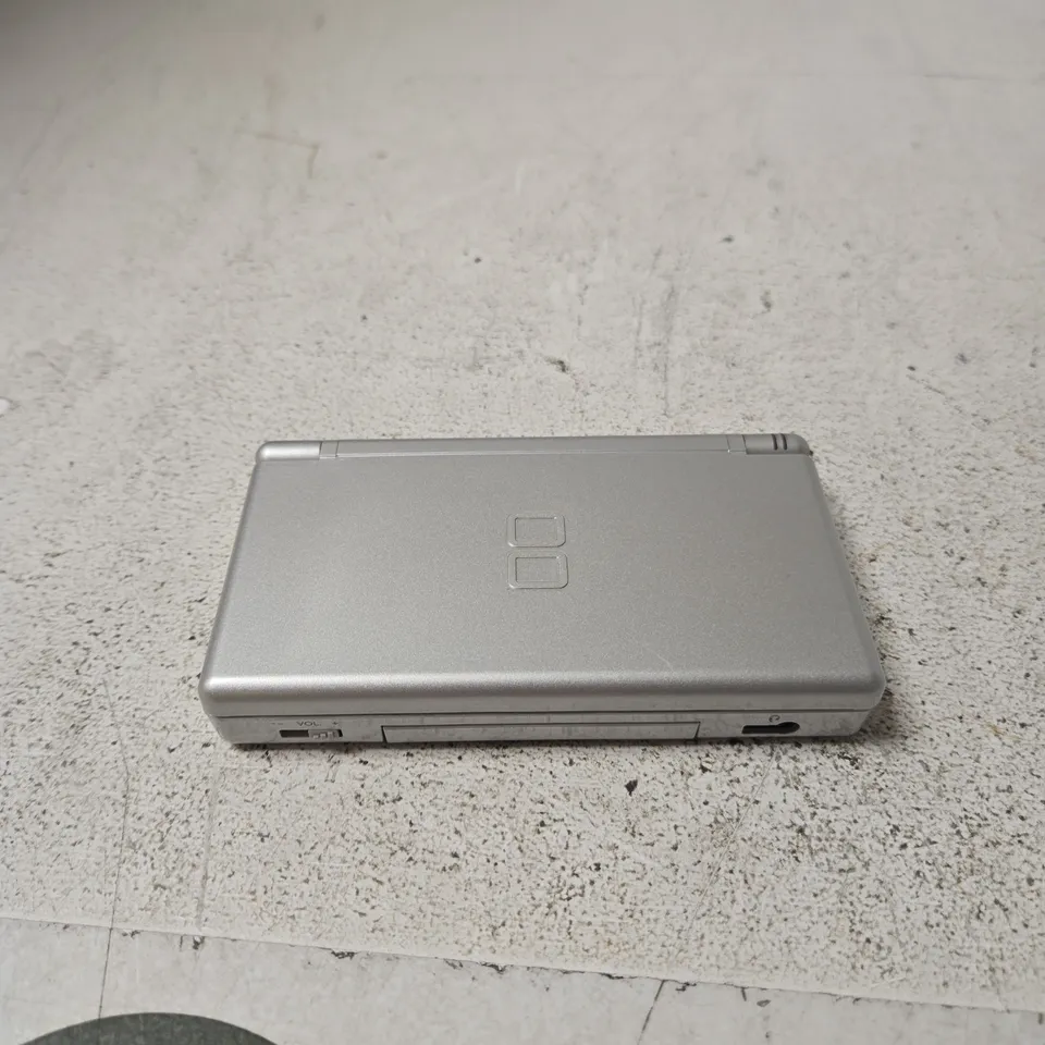 NINTENDO DS LITE (SILVER) HANDHELD CONSOLE – USG-001