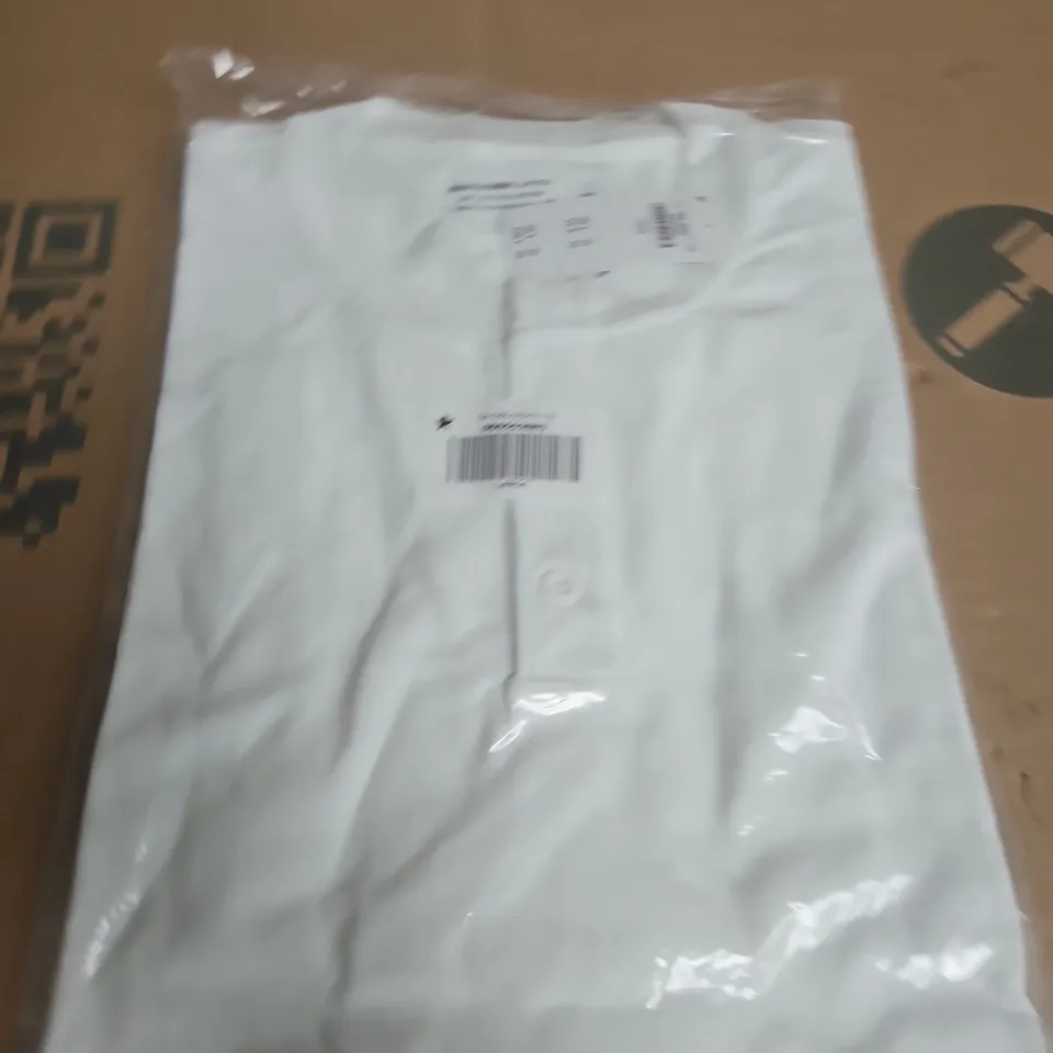 BAGGED ABERCROMBIE AND FITCH CASUAL BUTTON TEE - SIZE L