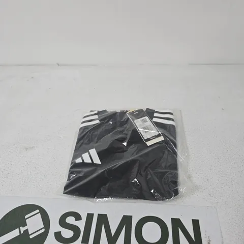 ADIDAS BLACK T SHIRT - SIZE 7-8 YRS