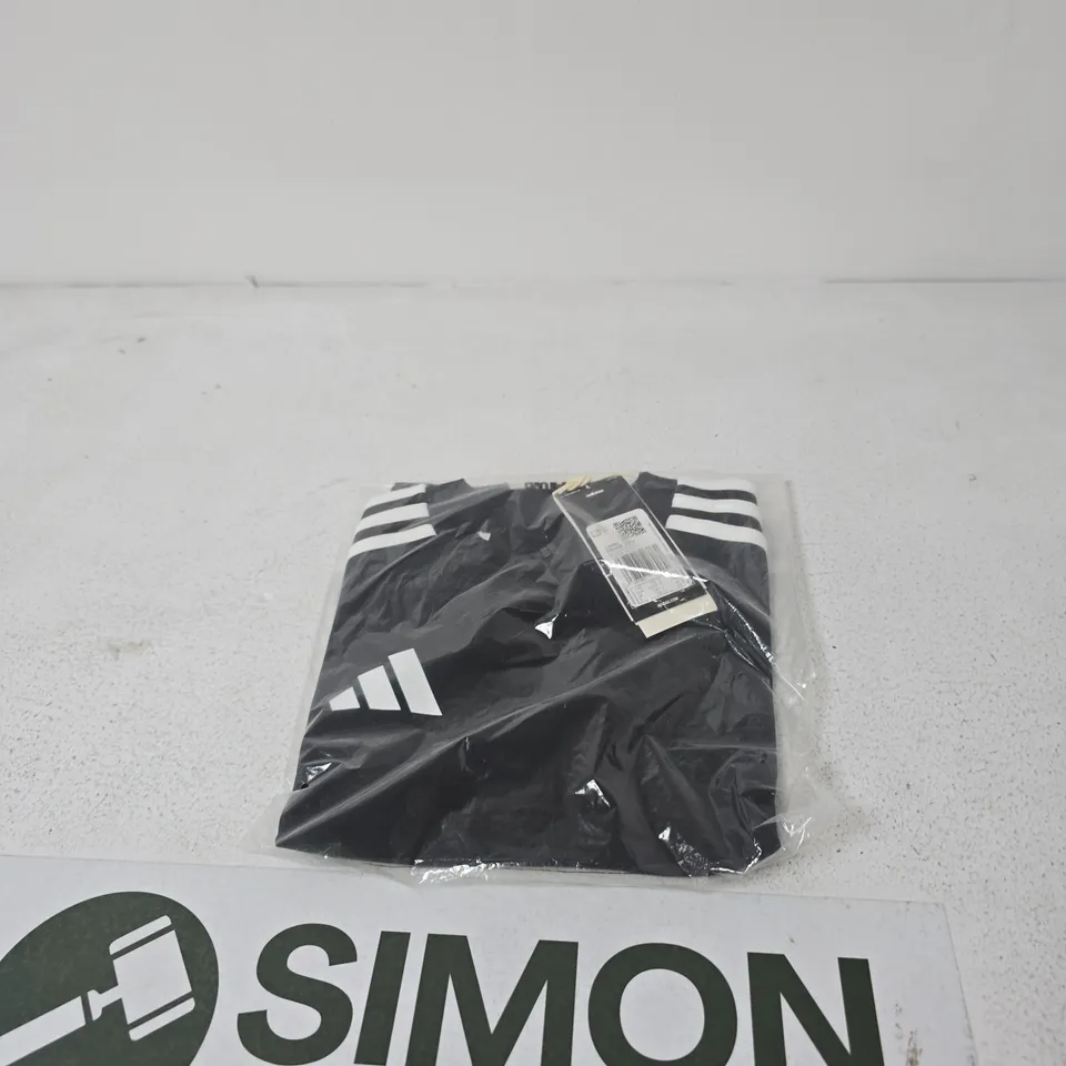 ADIDAS BLACK T SHIRT - SIZE 7-8 YRS