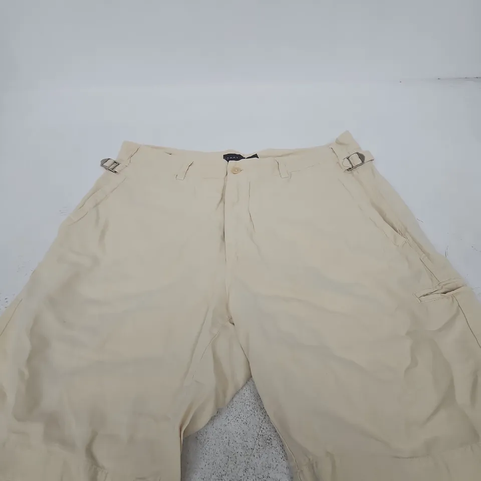 TOMMY HILFIGER MEN'S CARGO SHORTS – BEIGE, UK 34