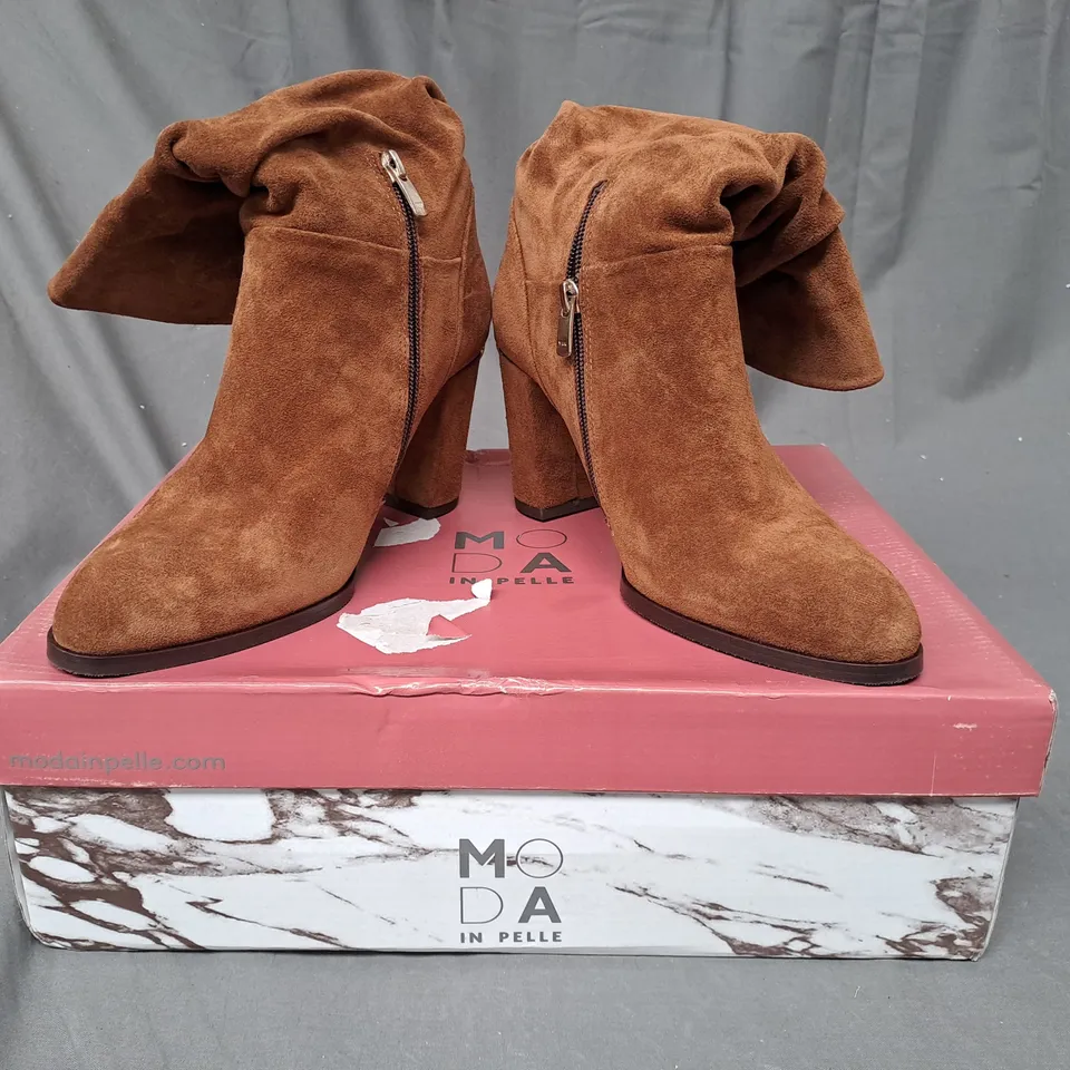 BOXED PAIR OF MODA IN PELLE SUEDE MID LENGTH RUCHED BOOTS IN TAN SIZE 6