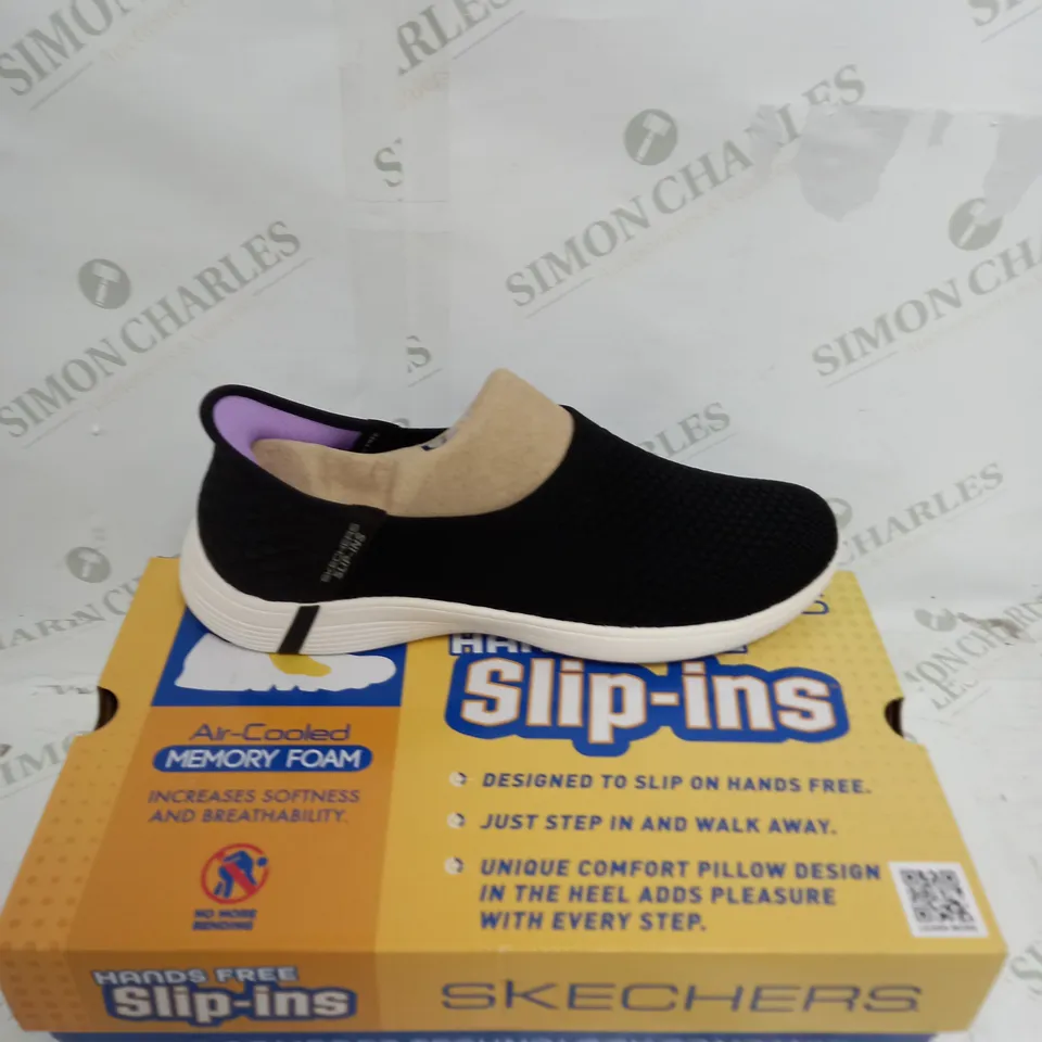 PAIR OF SKECHERS SWIFT ADVANCE SNEAKERS IN BLACK SIZE 6